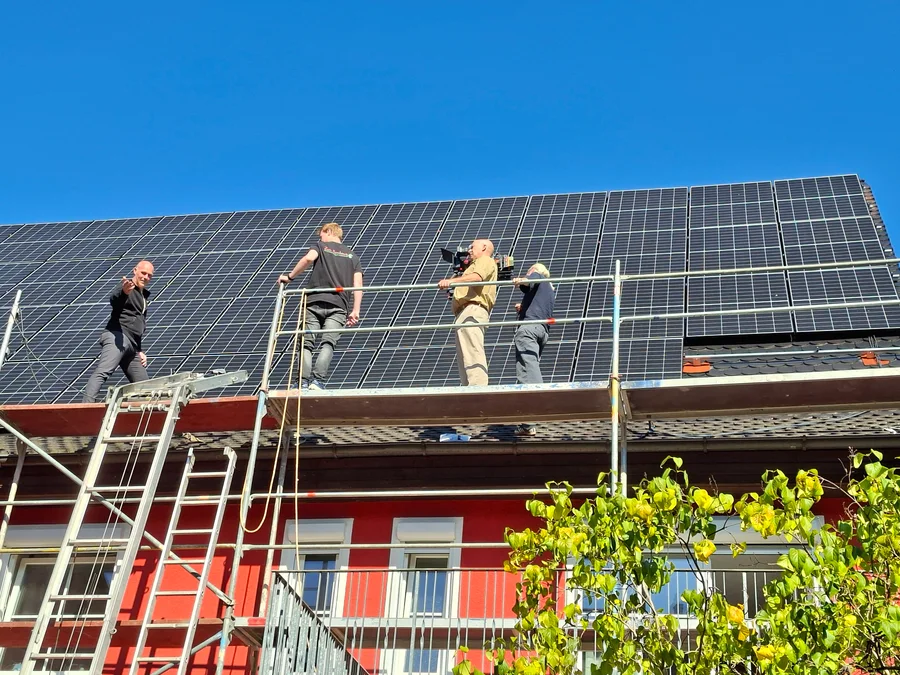 Dreharbeiten des BR vor einer Photovoltaikanlage unseres Microgrids