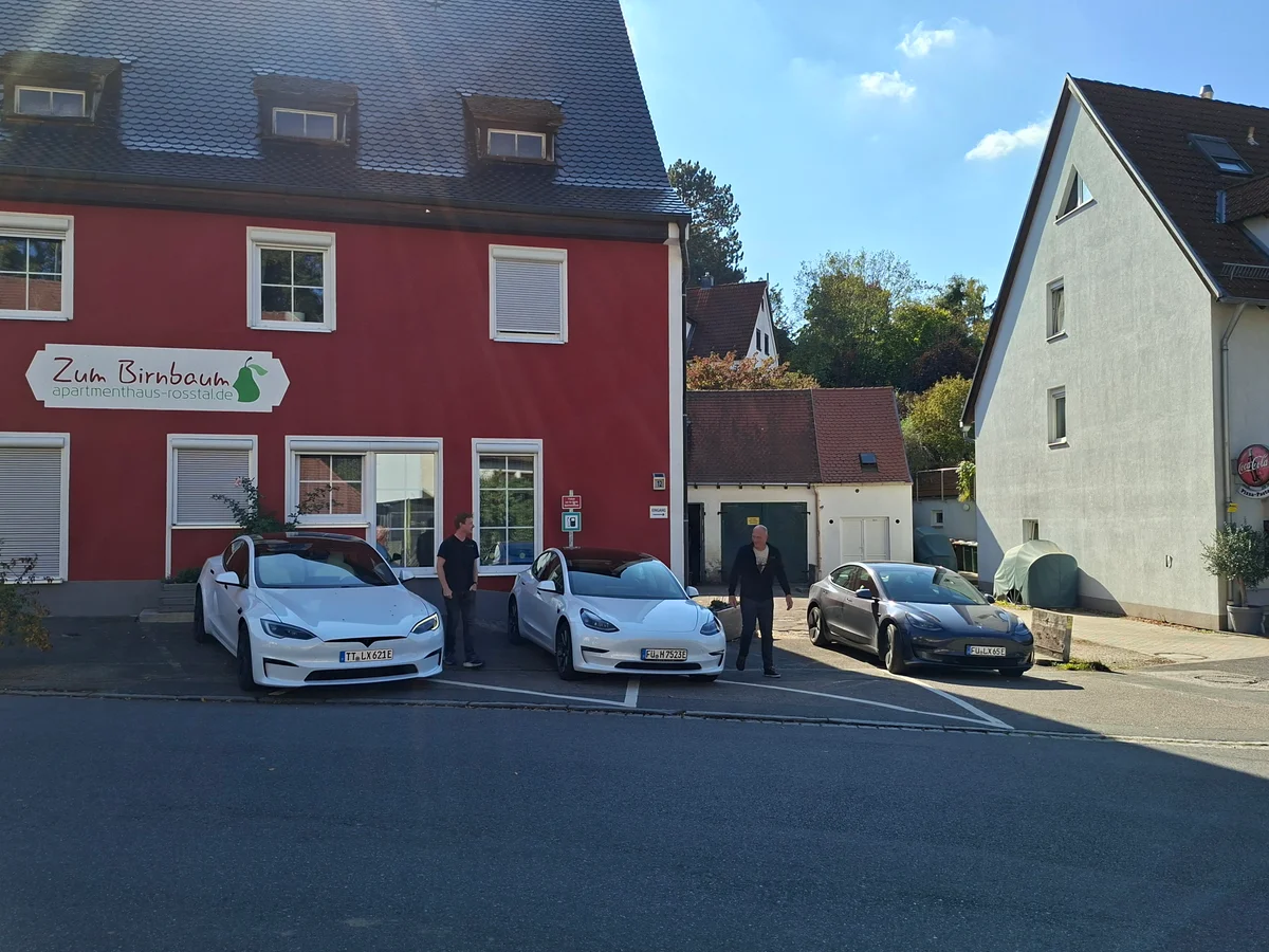 Elektroautos vor dem Apartmenthaus Zum Birnbaum