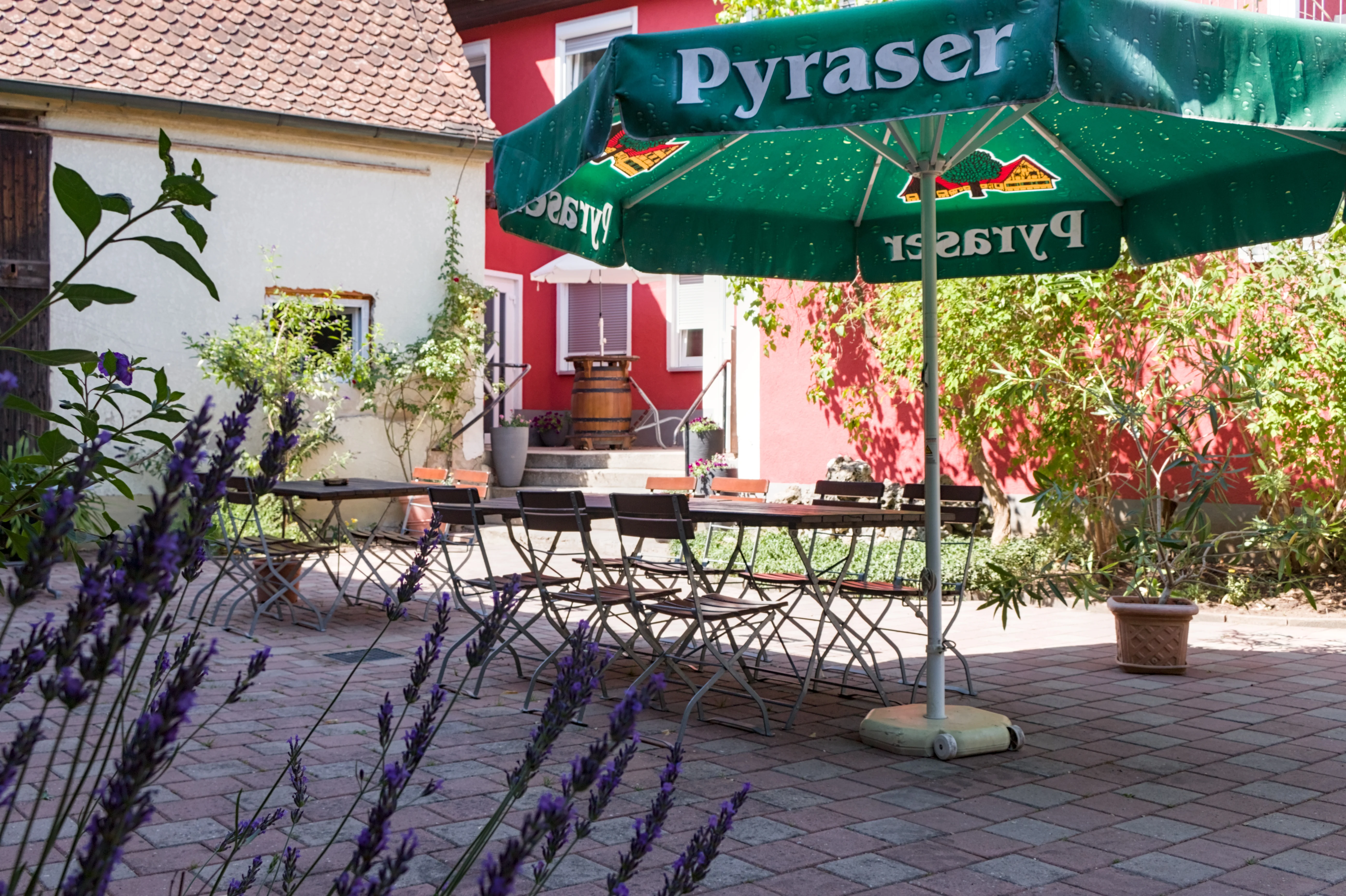 Begrünter Innenhof mit gemeinsamem Sitzbereich