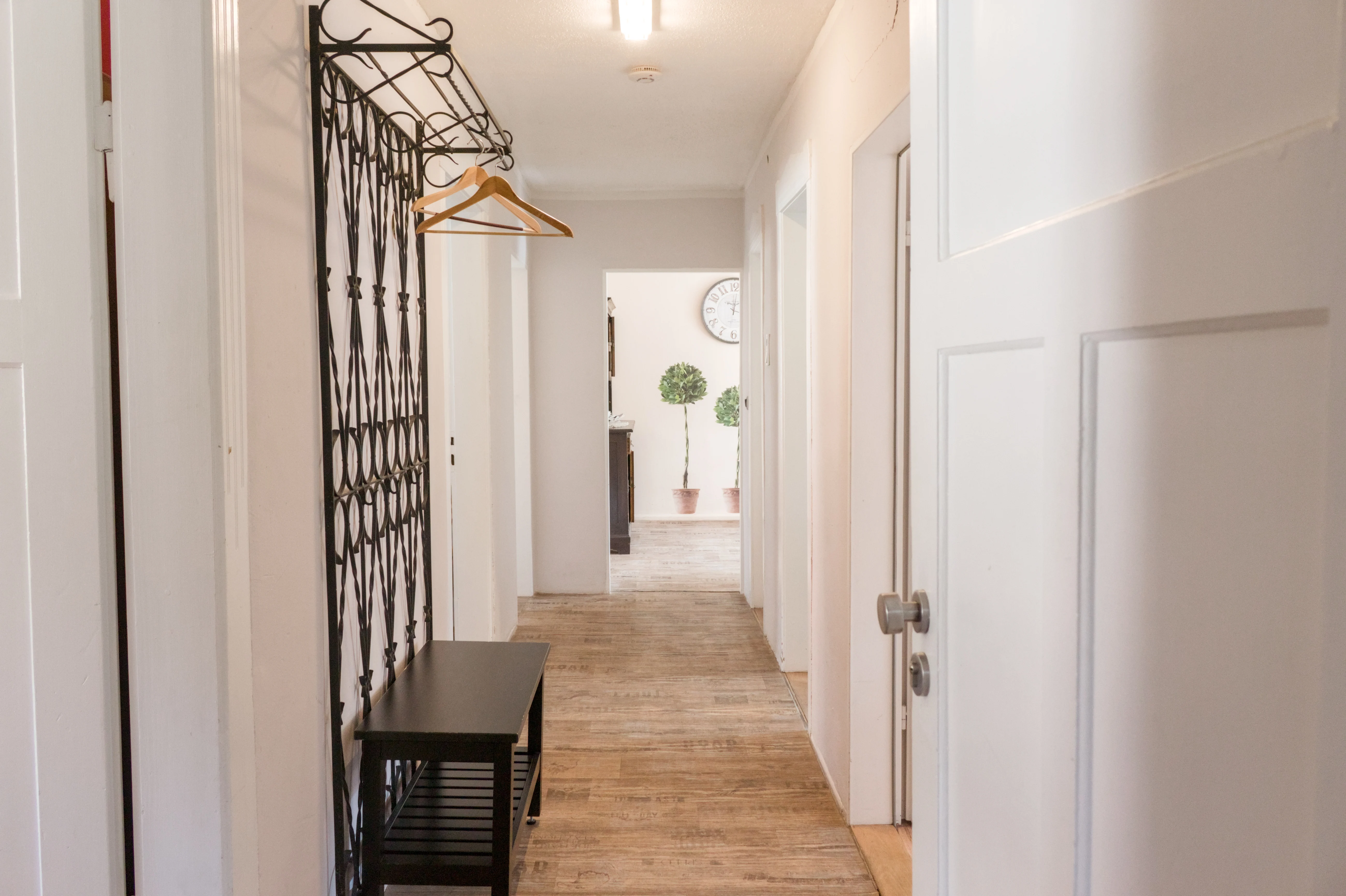 Bright hallway in the Rosen-Nussbaum holiday flat with a coat rack