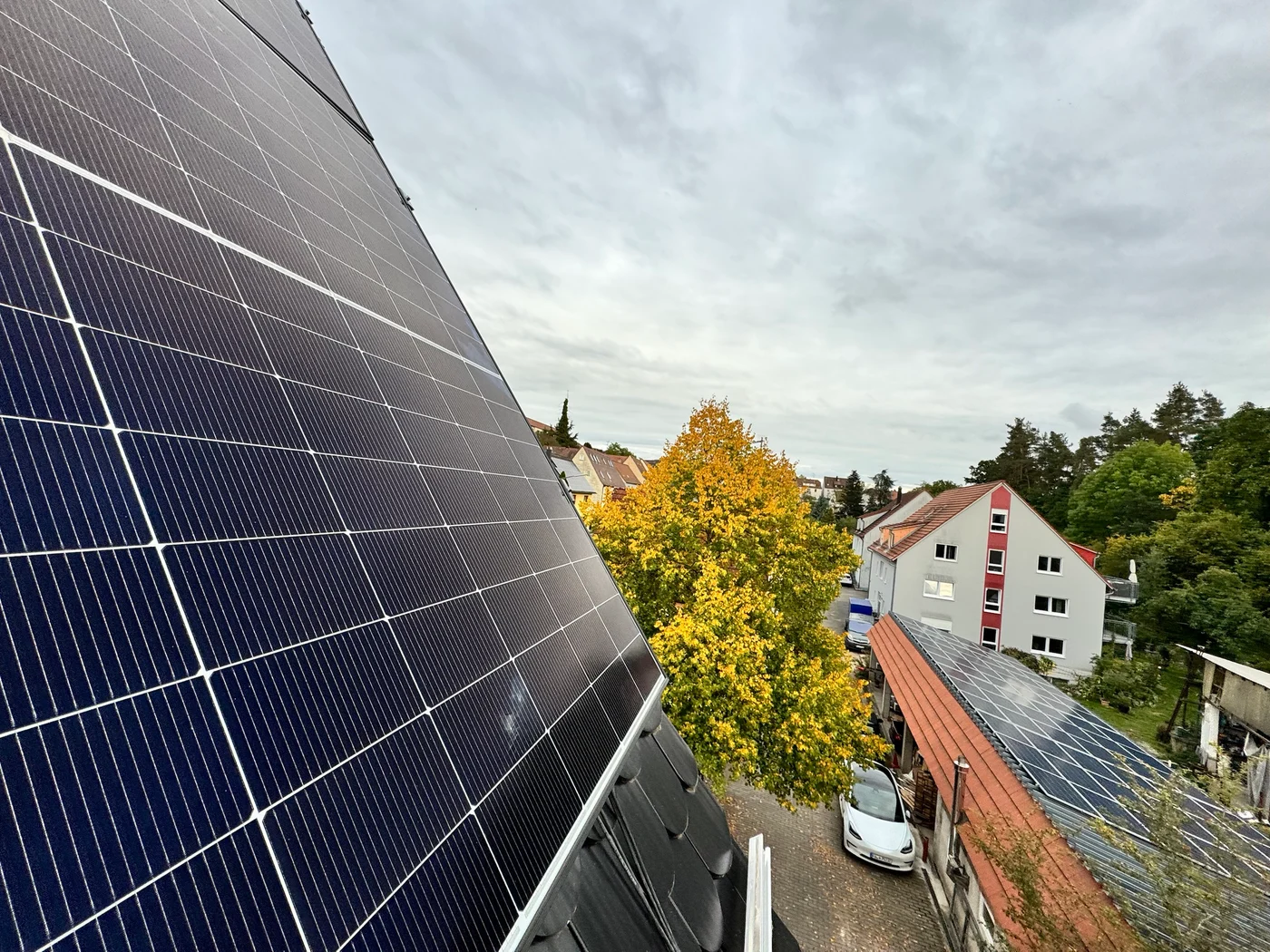 Zwei Photovoltaikanlagen auf den Dächern des lokalen Microgrids